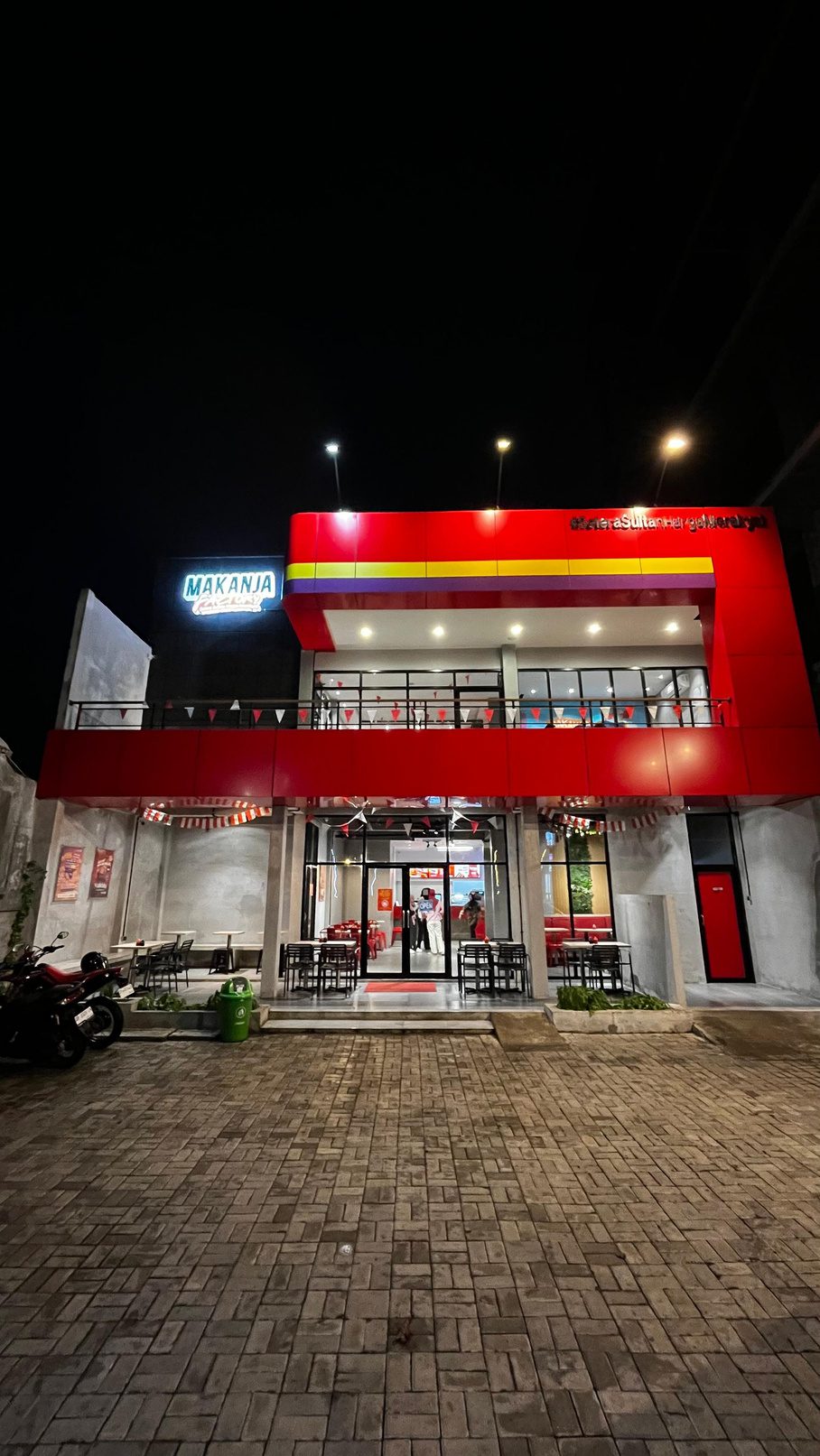 Outlet Makanja Factory pada malam hari