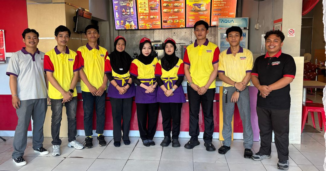 Tim crew Makanja Factory berbaris di depan konter outlet
